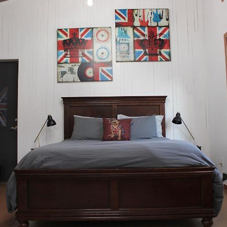 Private Bright Modern Studio! Queen Bed ! Виктория Экстерьер фото