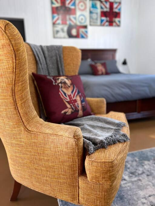 Private Bright Modern Studio! Queen Bed ! Виктория Экстерьер фото